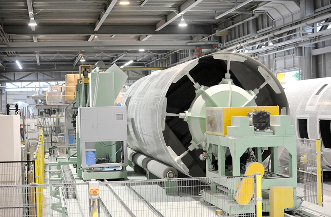 FRPタンク製造ラインの様子